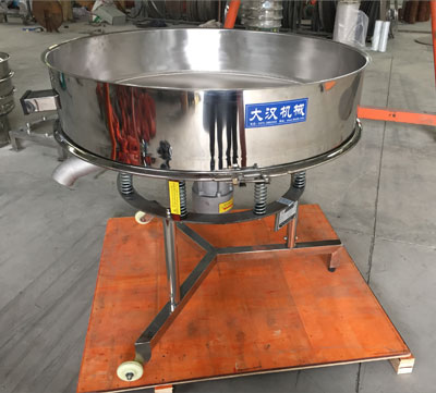 高頻篩不同于普通振動(dòng)篩的在于該產(chǎn)品使用的是，高頻振動(dòng)電機(jī)：振動(dòng)頻次快，振動(dòng)的幅度較小，所以對(duì)于漿液的過濾篩分有一定的優(yōu)勢(shì)。