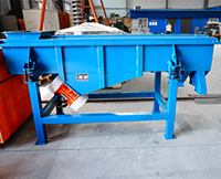 多層直線振動(dòng)篩篩層可達(dá)6層，物料可同時(shí)篩分出7種不同等級(jí)的物料。