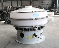 塑料振動(dòng)篩從篩網(wǎng)到篩框采用的全是pp塑料材質(zhì)，該材質(zhì)無色，無味，無化學(xué)反應(yīng)，使用壽命長(zhǎng)。