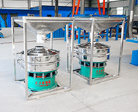 料倉(cāng)振動(dòng)篩是為了方便物料的投放，防止物料在投放的過程中出現(xiàn)散落的現(xiàn)象，多用于一些比重輕且流動(dòng)性好的物料。