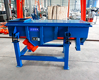 1035直線振動(dòng)篩屬于較大型的篩分設(shè)備，所以該設(shè)備的產(chǎn)量也相對(duì)比較高一些。