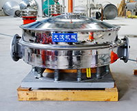 直排篩可分為單雙振動(dòng)源兩種，但其電機(jī)是懸掛在振動(dòng)篩框的外側(cè)，振動(dòng)理相對(duì)比較大。