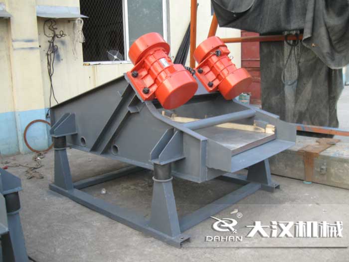 礦用振動篩采用優(yōu)質(zhì)的錳鋼材質(zhì),主要特點就耐磨性強,對于礦用振動篩來說其,耐磨性是非常重要的。