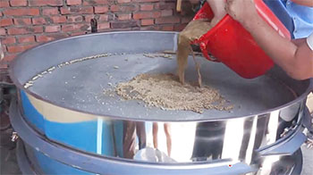 藜麥除雜振動篩試機1:向振動篩內投入藜麥