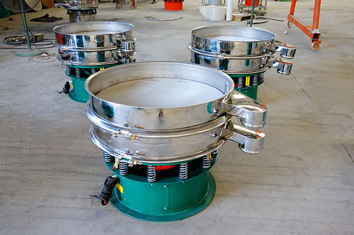 玉米淀粉振動篩分機的特點:產品的振動頻率高,振幅大,可篩分物料比較廣泛,采用304不銹鋼材質,對于物料篩分有一定的優(yōu)勢。