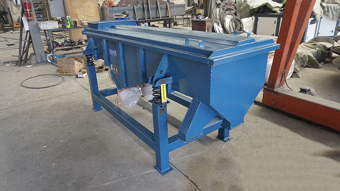 520型直線振動篩主要采用的還是304不銹鋼材質(zhì),能夠?qū)崿F(xiàn)長久化衛(wèi)生化的物料的篩分。